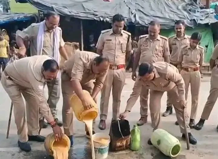 फर्रुखाबाद: लकूला गांव में अवैध शराब भट्ठी पर आबकारी विभाग का छापा
