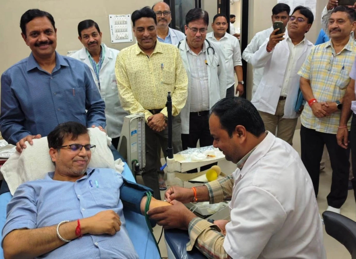 राष्ट्रीय स्वैच्छिक रक्तदान दिवस: मैनपुरी में डीएम ने की रक्तदान की अपील