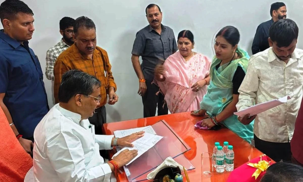 मैनपुरी जन-सुनवाई: मंत्री जयवीर सिंह ने दिए त्वरित निस्तारण के निर्देश