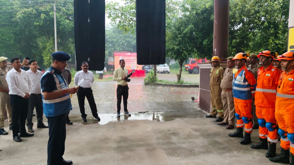 Kasganj news विकास भवन परिसर, कासगंज में एनडीआरएफ  टीम ने किया भूकंप आपदा पर मॉक अभ्यास
