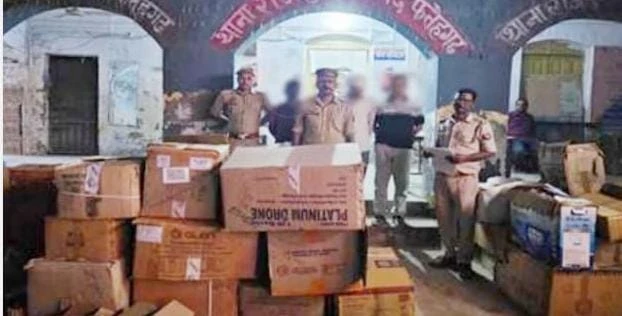 फर्रुखाबाद: अवैध पटाखों का जखीरा बरामद, पुलिस ने चार विक्रेताओं को दबोचा