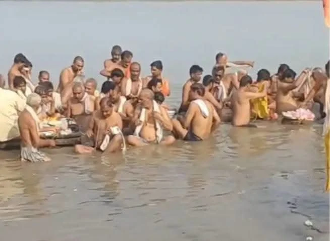 पितृ अमावस्या 2024: फर्रुखाबाद के पांचाल घाट पर उमड़ी आस्था की भीड़