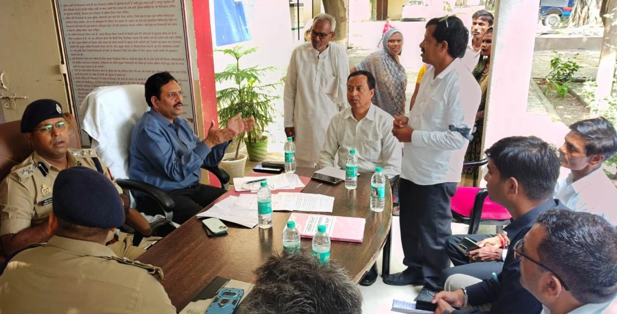 थाना समाधान दिवस: मैनपुरी में डीएम-एसपी ने दिए अवैध कब्जे हटाने के निर्देश