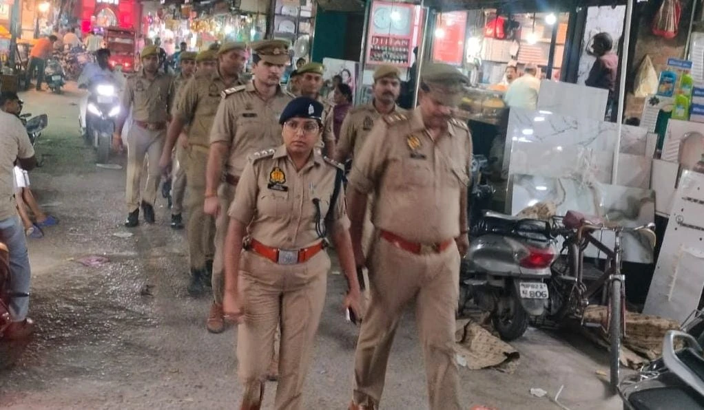 सुरक्षा व्यवस्था को लेकर शहर में पुलिस की पैदल गश्त