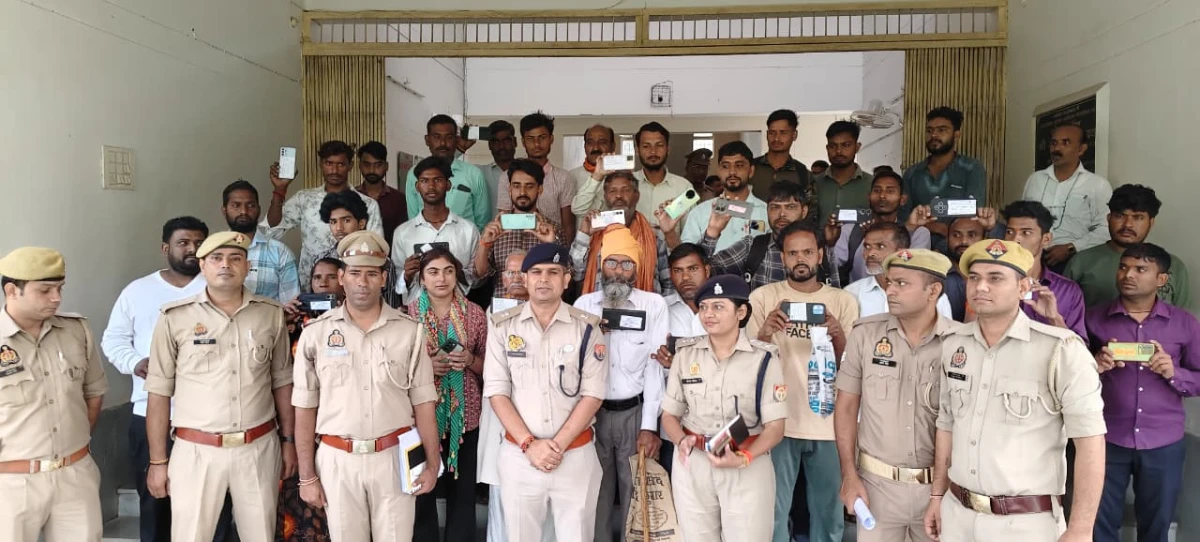 Kasganj news साइबर सेल पुलिस द्वारा जनपद में गुम हुये 120 मोबाइल फोन किये बरामद, कीमत 32,00000 रु 