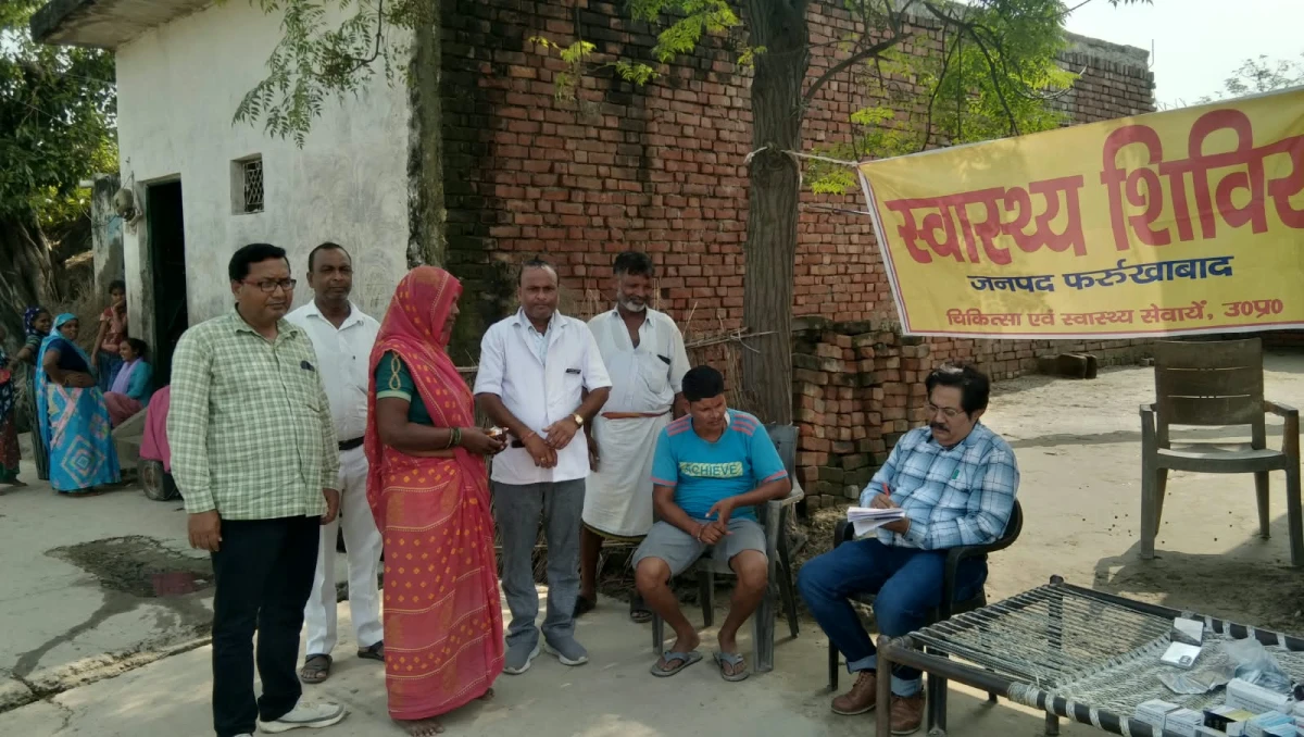 फर्रुखाबाद: बाढ़ प्रभावित क्षेत्रों में सीएमओ ने स्वास्थ्य शिविरों का किया निरीक्षण