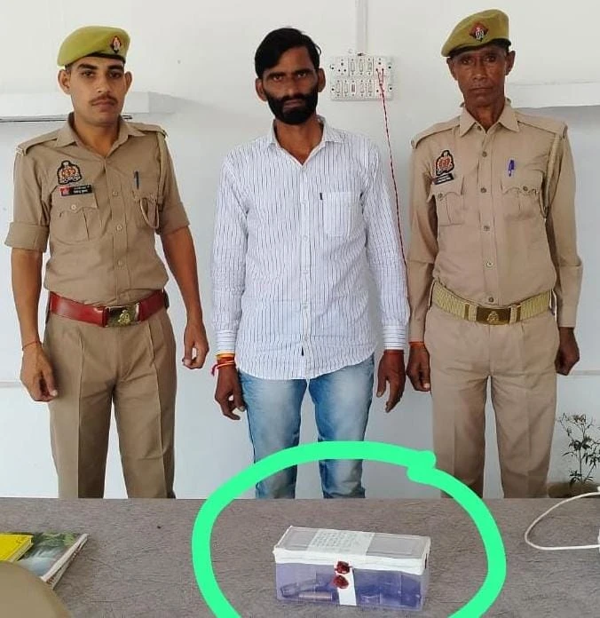 एटा: मारपीट और जानलेवा हमले का आरोपी तमंचे संग गिरफ्तार, पुलिस की कार्रवाई