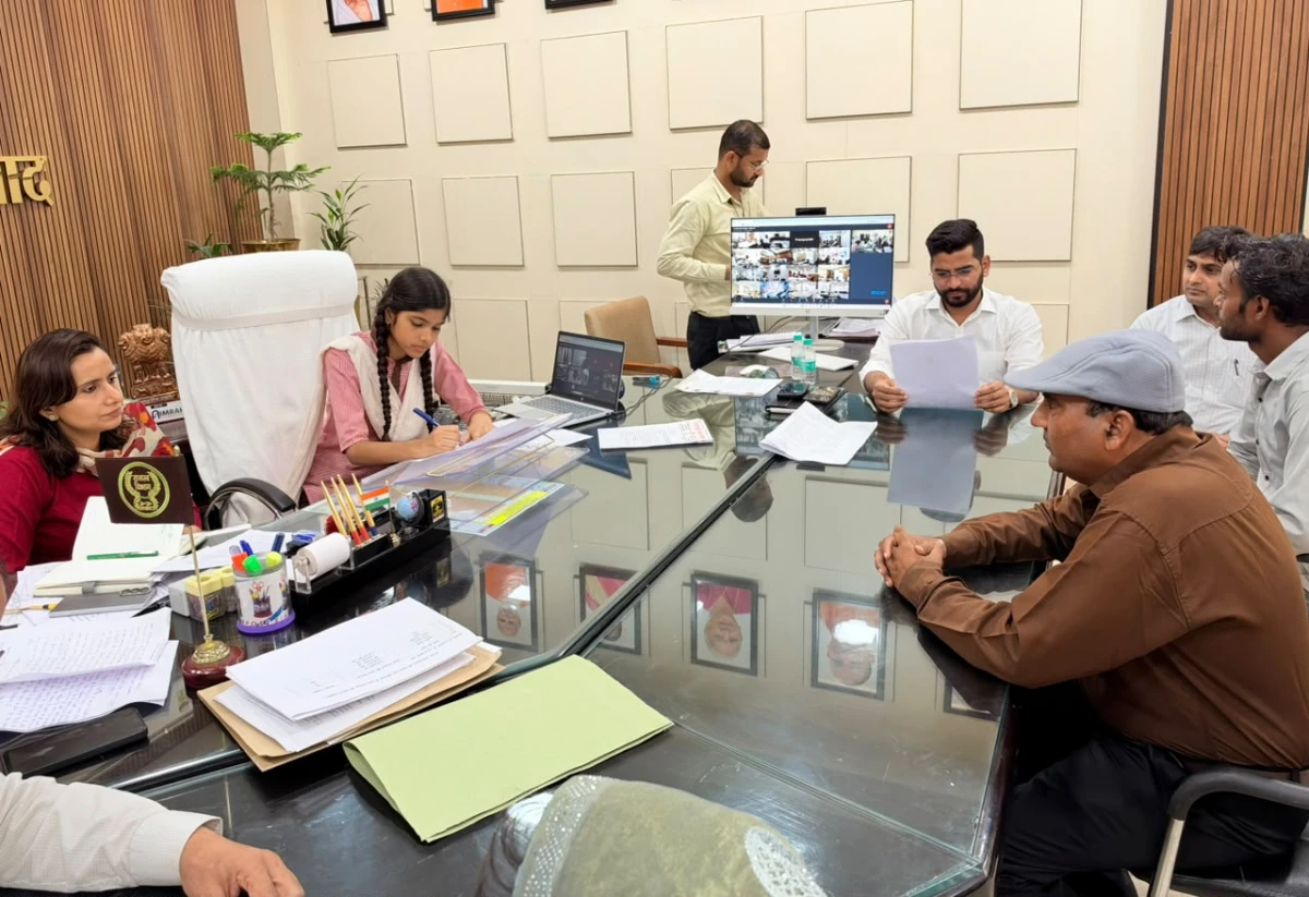 पायल दीक्षित बनीं एक दिन की प्रतीकात्मक जिलाधिकारी, छह फरियादियों की सुनीं समस्याएं