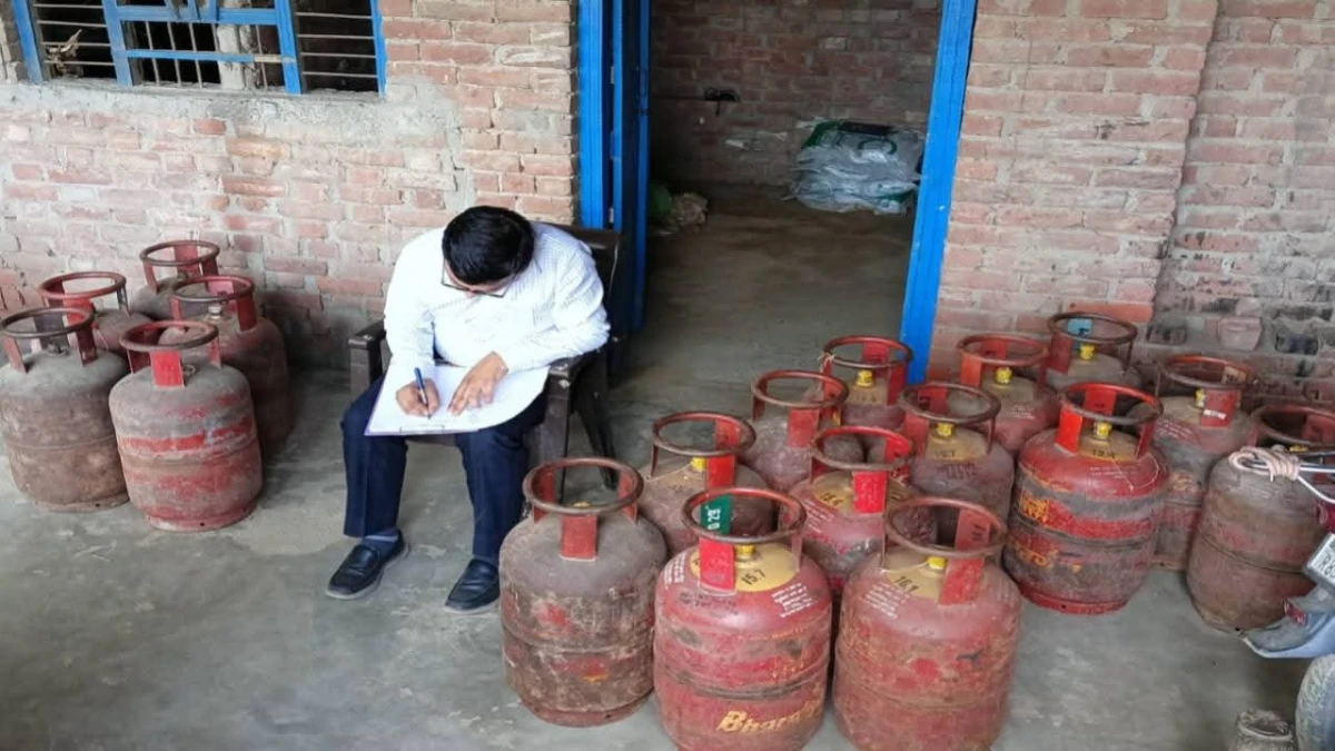 फर्रुखाबाद: अवैध गैस सिलेंडर भंडारण पर कार्रवाई, 18 सिलेंडर बरामद