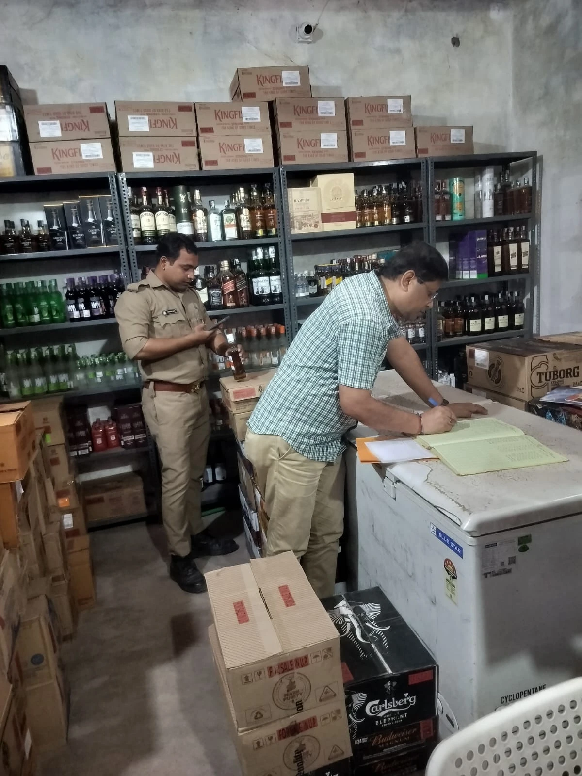 फर्रुखाबाद में अवैध शराब के खिलाफ जिला आबकारी विभाग का सख्त अभियान