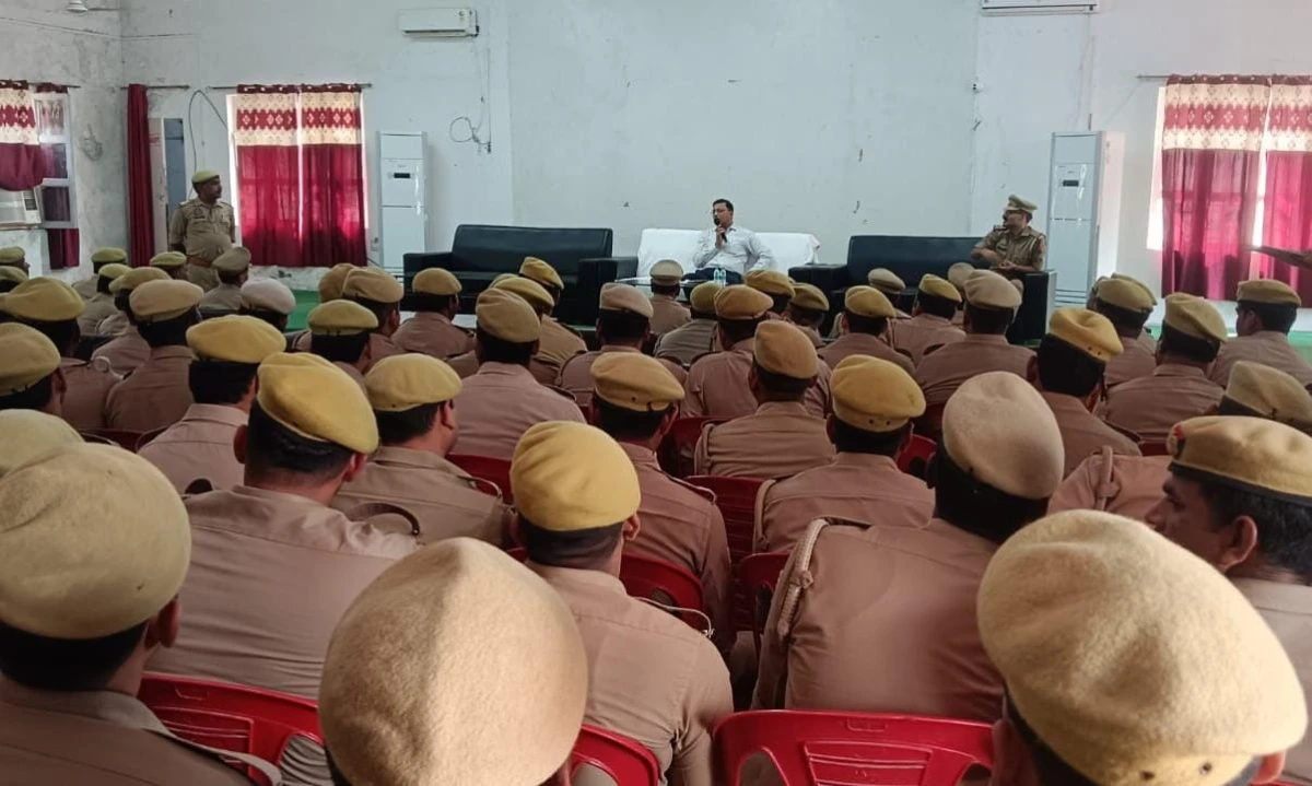 एटा पुलिस: डायल 112 की कार्यप्रणाली में सुधार हेतु विशेष बैठक