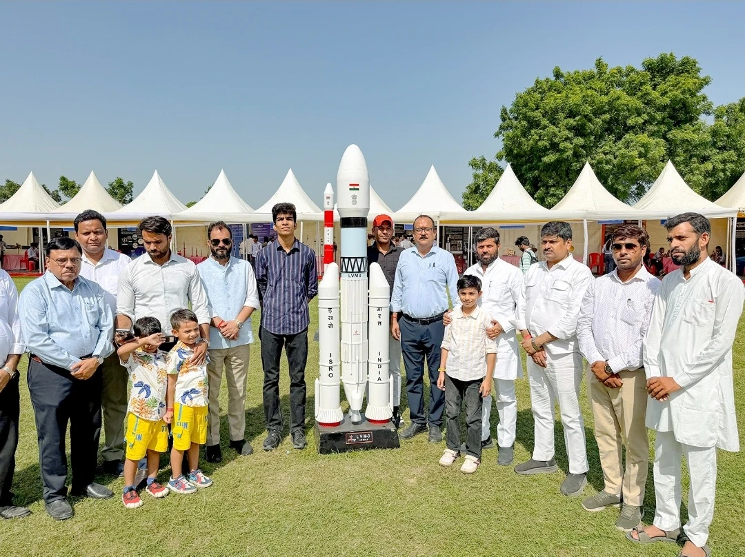 एफ एस विश्वविद्यालय में विक्रम साराभाई अंतरिक्ष प्रदर्शनी के दूसरे दिन उमड़ा विद्यार्थियों का सैलाब।