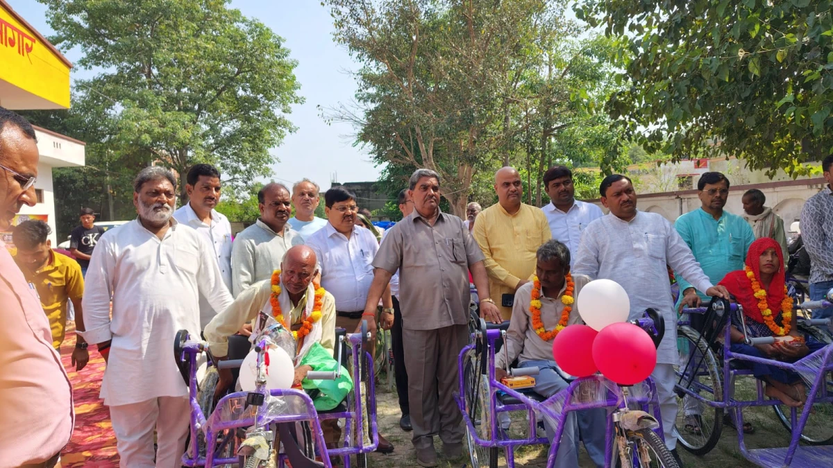 Kasganj news सेवा संकल्प अभियान के तहत दिव्यांगजनों को वितरित किए गए विभिन्न सहायक उपकरण।