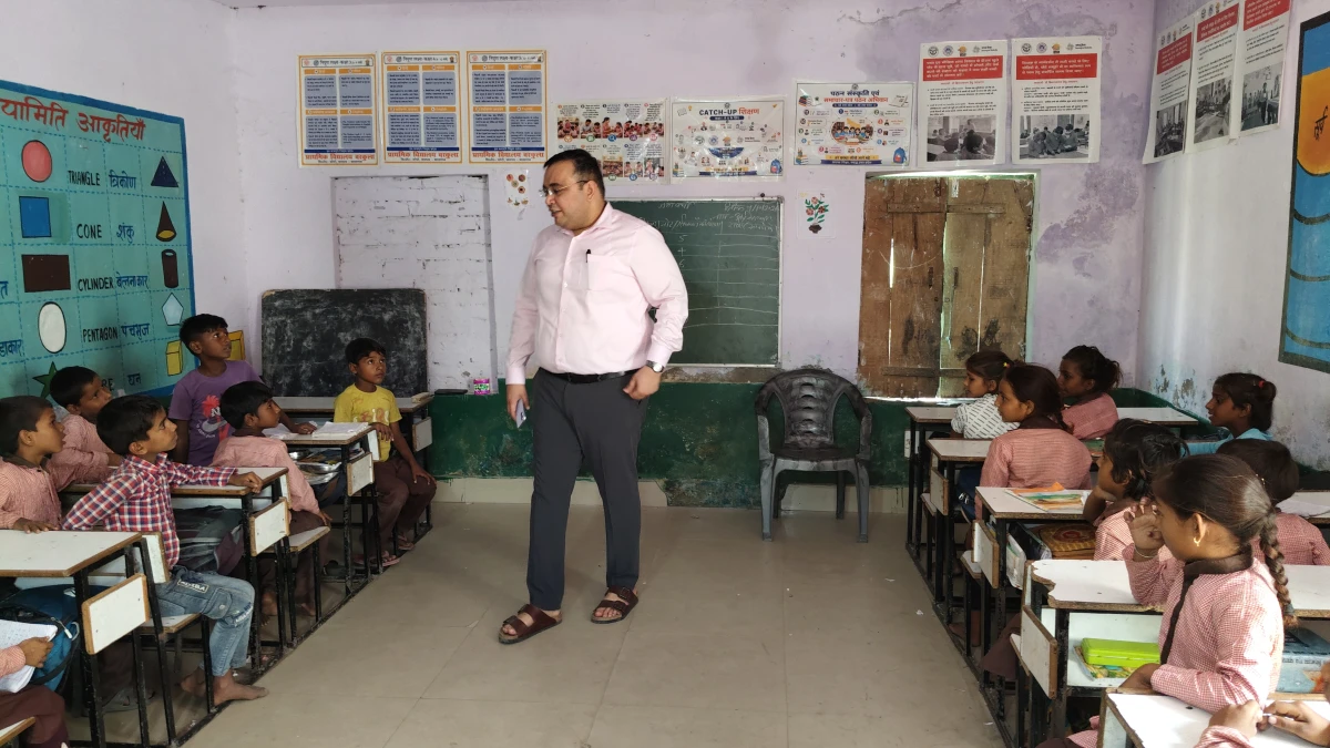 Kasganj news जिलाधिकारी ने प्राथमिक विद्यालय बरकुला का किया औचक निरीक्षण
