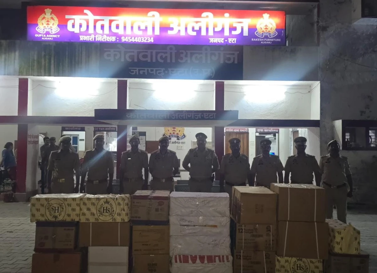 एटा में अवैध पटाखों पर पुलिस का शिकंजा, 21 कार्टून बरामद