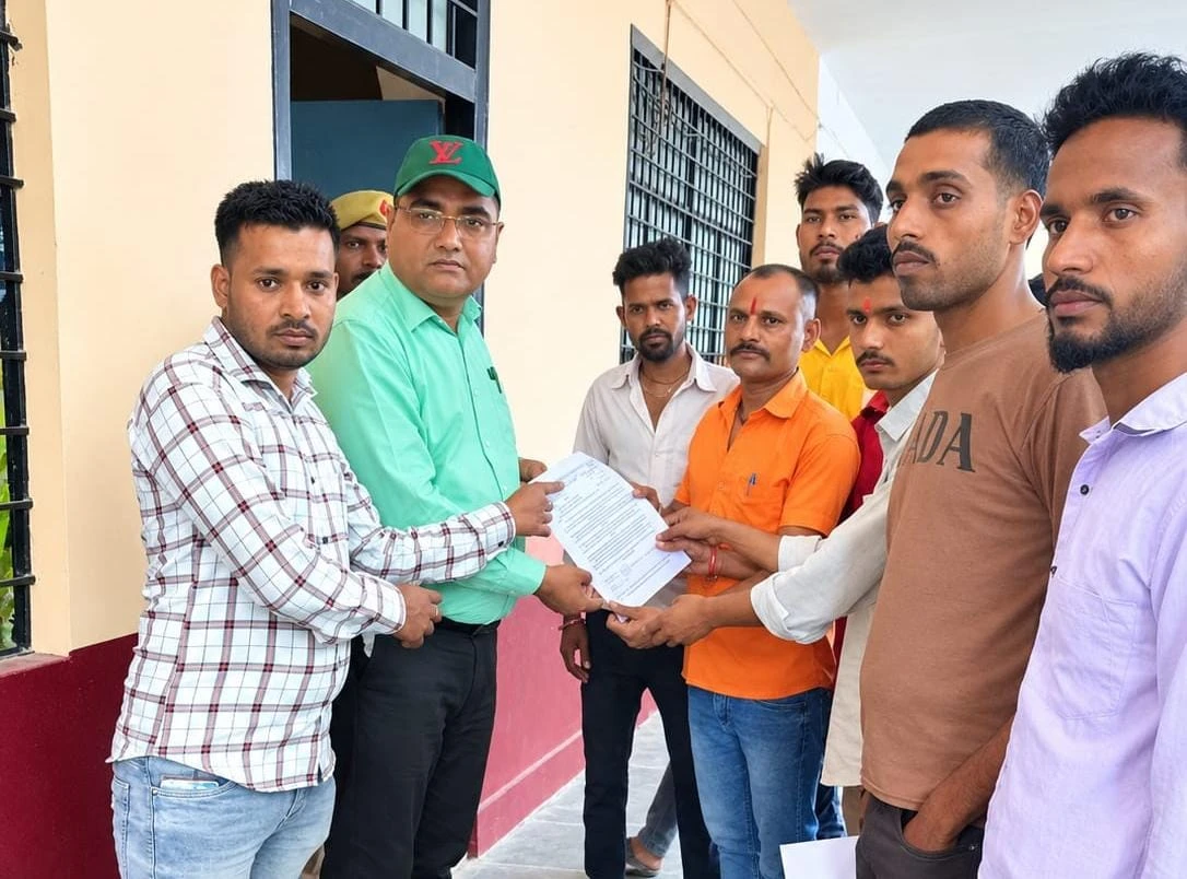 राजेपुर में अधूरा चकमार्ग बना ग्रामीणों की मुसीबत, युवा करणी सेना का प्रदर्शन