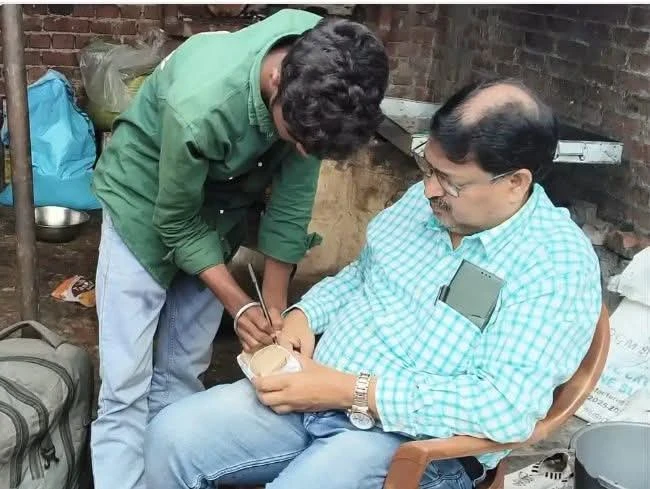 फर्रुखाबाद: अवैध मिठाई फैक्ट्री पर खाद्य विभाग का छापा, मच गया हड़कंप