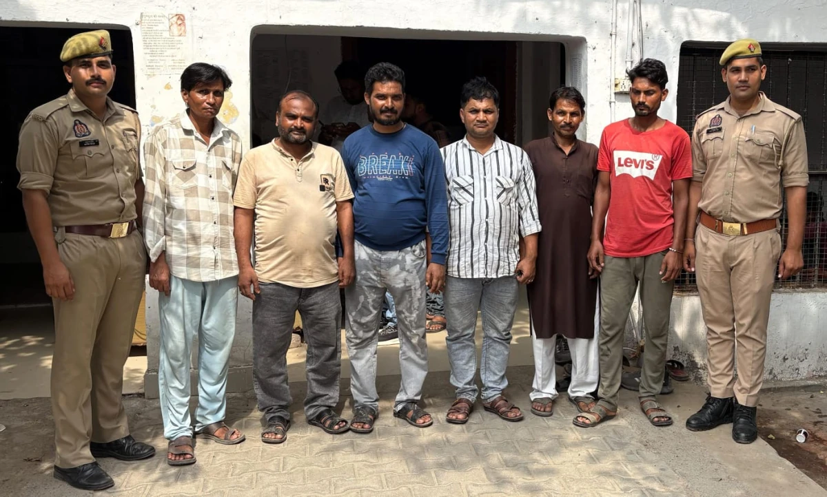 एटा: जुआ खेलते 6 आरोपी गिरफ्तार, पुलिस ने नकदी और ताश के पत्ते किए बरामद
