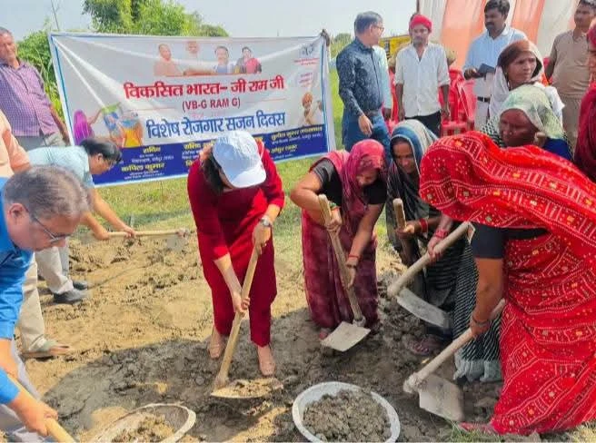 फर्रुखाबाद डीएम का अनोखा अंदाज: फावड़ा उठाकर परखी विकास कार्यों की हकीकत