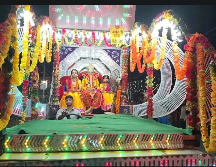 मोहम्मदाबाद में निकली भव्य मां दुर्गा शोभायात्रा, 20 झांकियों ने मोहा मन