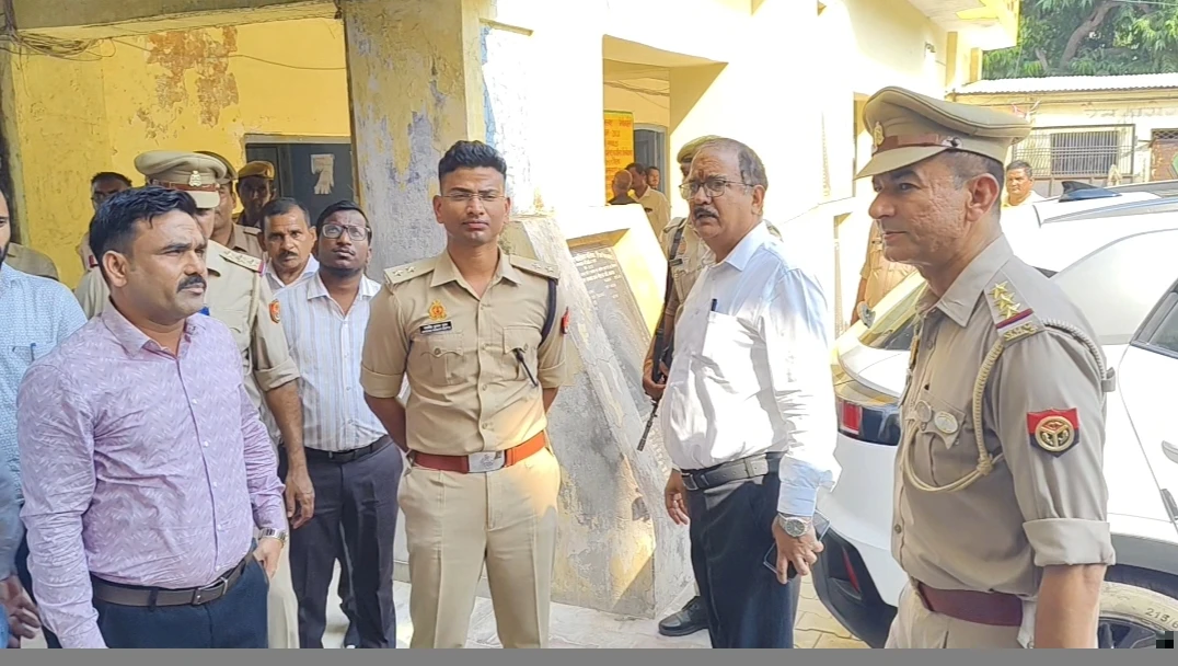 आगरा खण्ड स्नातक एवं शिक्षक निर्वाचन चुनाव को लेकर प्रशासन अलर्ट, विधान परिषद शिकोहाबाद में बूथों का किया निरीक्षण
