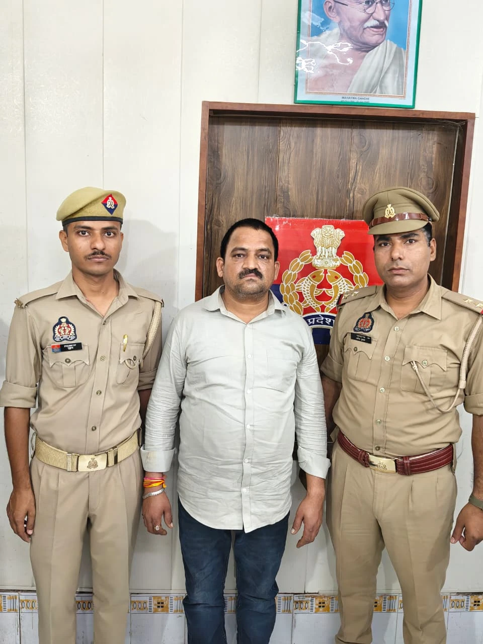 शिकोहाबाद पुलिस ने ज्वैलर्स लूटकांड में वांछित अभियुक्त दीपक को किया गिरफ्तार
