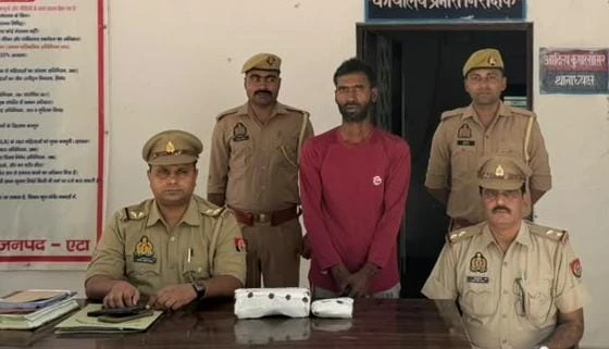 एटा: निधौली कलां पुलिस ने हत्यारोपी को आलाकत्ल ईंट के साथ किया गिरफ्तार