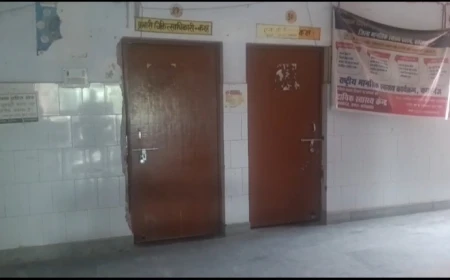 Farrukhabad News : सरकारी अस्पताल में बदहाली के आरोप, नाबालिग से झाड़ू लगवाने का वीडियो वायरल