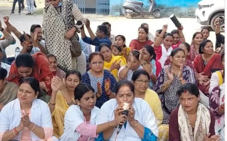 फर्रुखाबाद: NHM संविदा कर्मचारियों का थाली-कटोरी बजाकर अनोखा प्रदर्शन