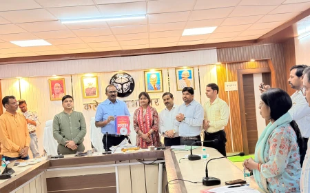 फिरोजाबाद/जनगणना जागरूकता एल्बम ‘आवाह्न’ का जिलाधिकारी संतोष कुमार शर्मा ने किया विमोचन