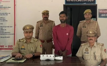 एटा: निधौली कलां पुलिस ने हत्यारोपी को आलाकत्ल ईंट के साथ किया गिरफ्तार