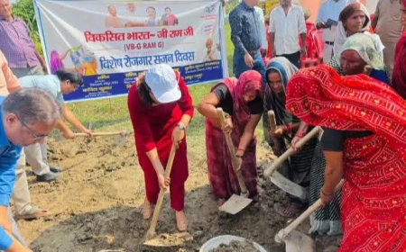 फर्रुखाबाद डीएम का अनोखा अंदाज: फावड़ा उठाकर परखी विकास कार्यों की हकीकत