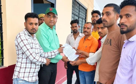 राजेपुर में अधूरा चकमार्ग बना ग्रामीणों की मुसीबत, युवा करणी सेना का प्रदर्शन