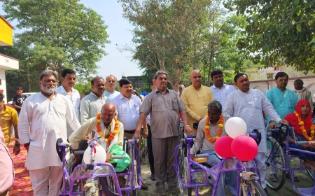 Kasganj news सेवा संकल्प अभियान के तहत दिव्यांगजनों को वितरित किए गए विभिन्न सहायक उपकरण।