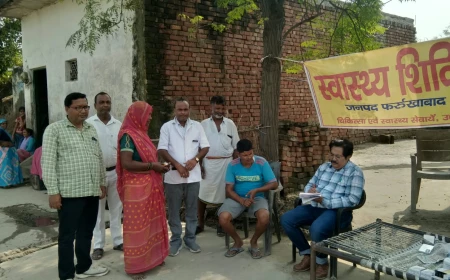 फर्रुखाबाद: बाढ़ प्रभावित क्षेत्रों में सीएमओ ने स्वास्थ्य शिविरों का किया निरीक्षण