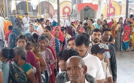 फर्रुखाबाद: महानवमी पर गुरुगांव देवी मंदिर में उमड़ा आस्था का सैलाब