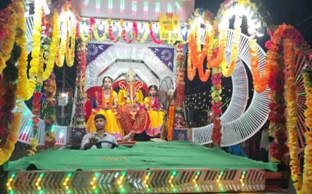 मोहम्मदाबाद में निकली भव्य मां दुर्गा शोभायात्रा, 20 झांकियों ने मोहा मन
