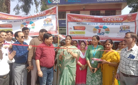 Kasganj news विशेष संचारी रोग नियंत्रण एवं दस्तक अभियान का शुभारंभ अध्यक्षा नगर पालिका परिषद कासगंज मीना माहेश्वरी द्वारा फीता काटकर व हरी झण्डी दिखाकर किया गया। 