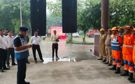 Kasganj news विकास भवन परिसर, कासगंज में एनडीआरएफ  टीम ने किया भूकंप आपदा पर मॉक अभ्यास