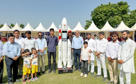 एफ एस विश्वविद्यालय में विक्रम साराभाई अंतरिक्ष प्रदर्शनी के दूसरे दिन उमड़ा विद्यार्थियों का सैलाब।