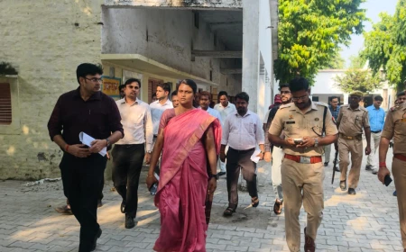 एटा: जिलाधिकारी ने स्नातक निर्वाचन और मतदाता पुनरीक्षण कार्यों का लिया जायजा
