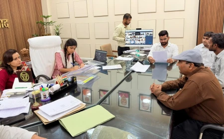 पायल दीक्षित बनीं एक दिन की प्रतीकात्मक जिलाधिकारी, छह फरियादियों की सुनीं समस्याएं