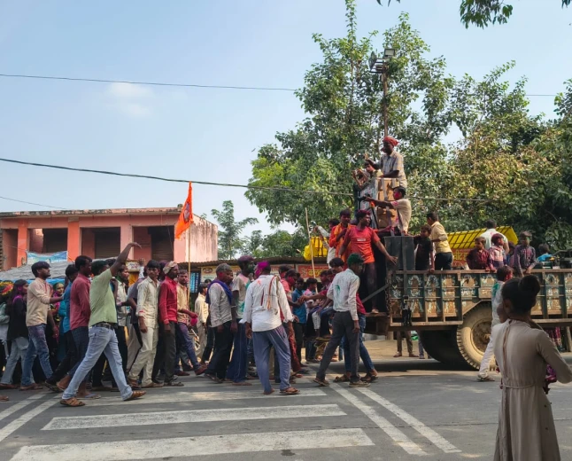 अमृतपुर में नवरात्रि का भव्य शुभारंभ: गंगा तट तक निकली विशाल शोभायात्रा