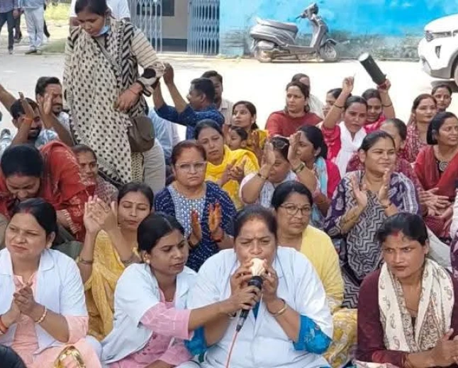 फर्रुखाबाद: NHM संविदा कर्मचारियों का थाली-कटोरी बजाकर अनोखा प्रदर्शन