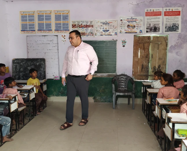 Kasganj news जिलाधिकारी ने प्राथमिक विद्यालय बरकुला का किया औचक निरीक्षण