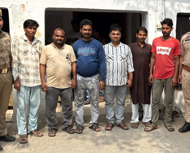 एटा: जुआ खेलते 6 आरोपी गिरफ्तार, पुलिस ने नकदी और ताश के पत्ते किए बरामद