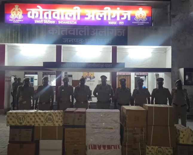 एटा में अवैध पटाखों पर पुलिस का शिकंजा, 21 कार्टून बरामद