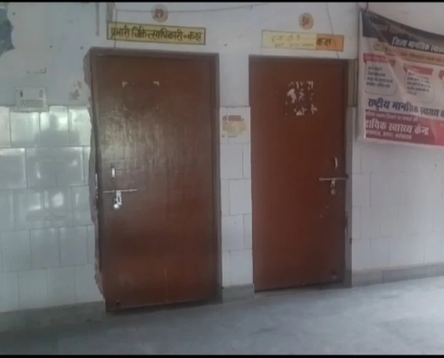 Farrukhabad News : सरकारी अस्पताल में बदहाली के आरोप, नाबालिग से झाड़ू लगवाने का वीडियो वायरल