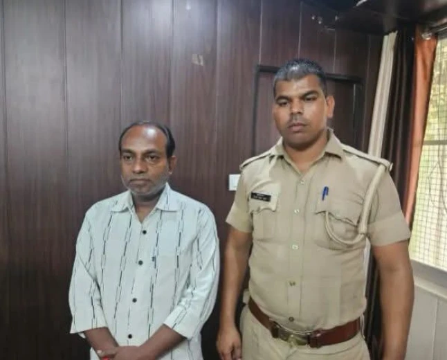 कानपुर में पकड़ा गया 15 हजार का इनामी गैंगस्टर, फल बेचकर कर रहा था छिपने की कोशिश