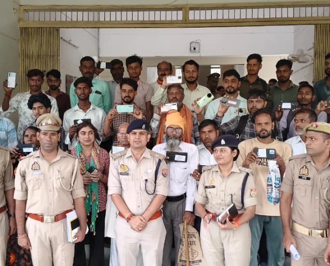 Kasganj news साइबर सेल पुलिस द्वारा जनपद में गुम हुये 120 मोबाइल फोन किये बरामद, कीमत 32,00000 रु 